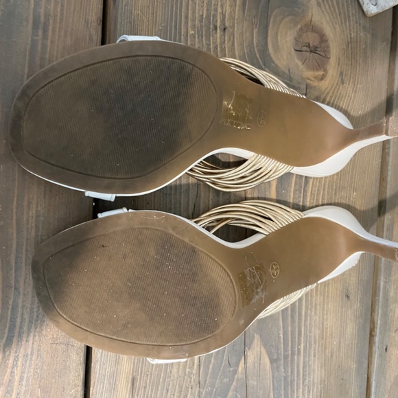 Le Chateau heeled sandal - Picture 2 of 5